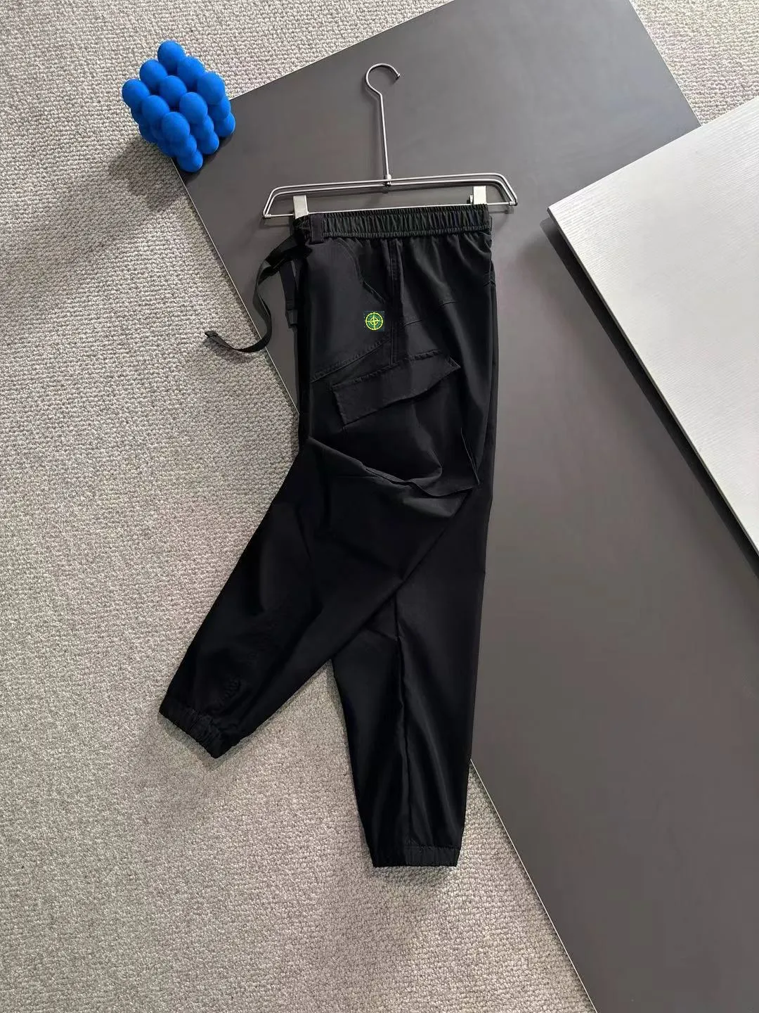 Next day delivery P360 Stone lsland 2025 spring and summer new casual solid-color legged trousers with elastic band. The hem of the trousers is hemmed with two needles. The stitching is fine and firm. The fabric is customized by the counter and has high breathability and comfort. The details are impeccable. The design concept of brand elements reflects high quality. It feels delicate and soft! It presents a casual cut and the upper body shape is great! Size: M-3XXL